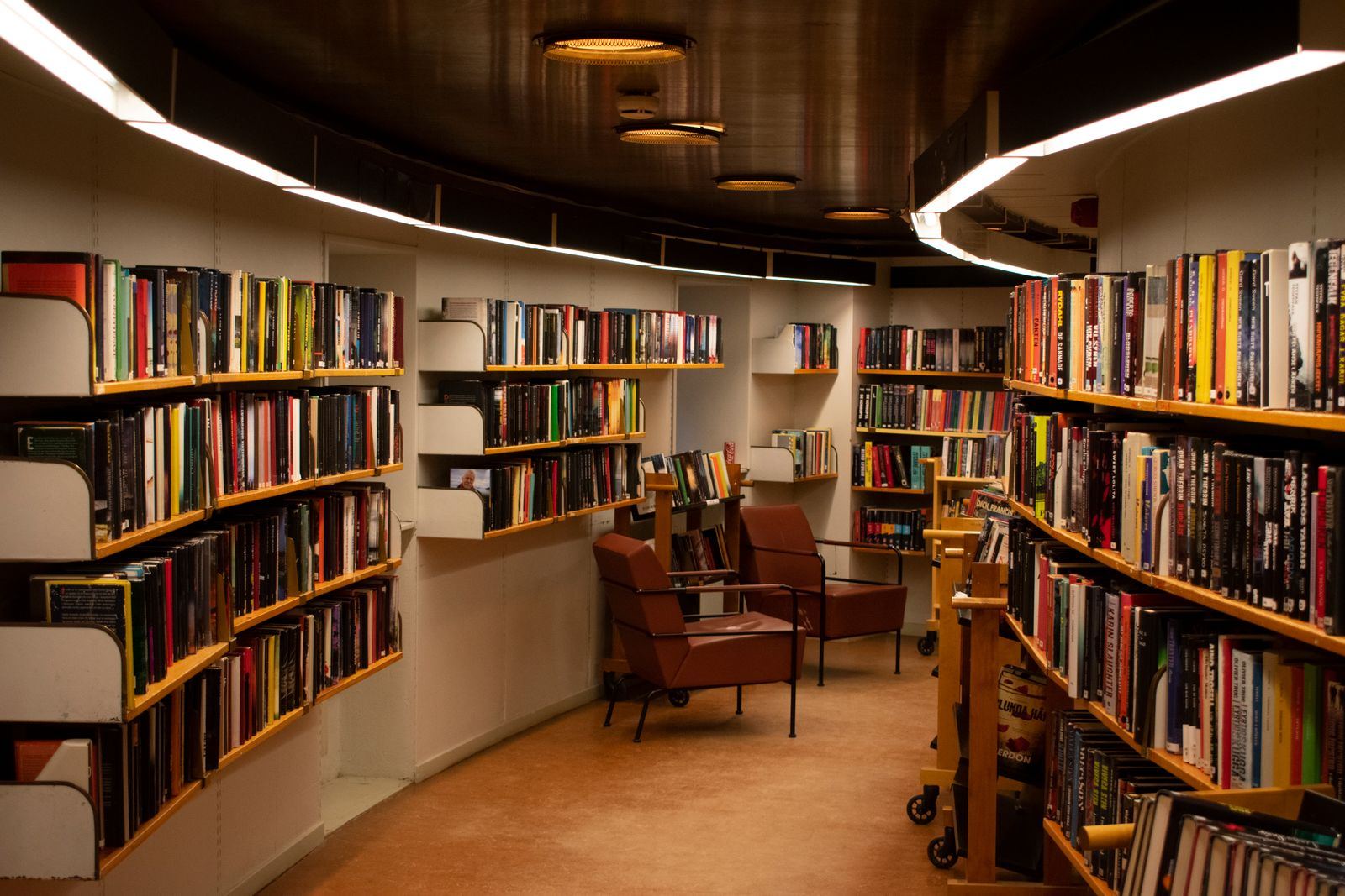 Interior de livraria com poltronas